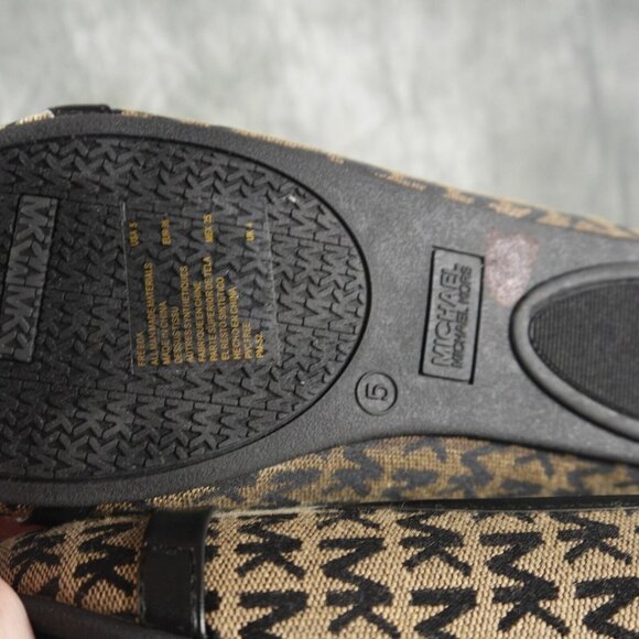 Michael Kors "Freeda" Tan/Black Monogram Ballet Flats Gold Metal Logo US 5  s304 - Picture 6 of 7